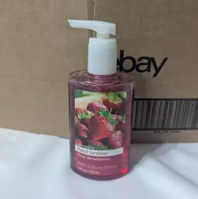 667533171913 BATH BODY WORKS Strawberries Sanitizer