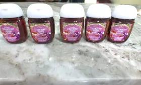 667553645333 BATH BODY WORKS Cake Sanitizer Antibacterial Gel