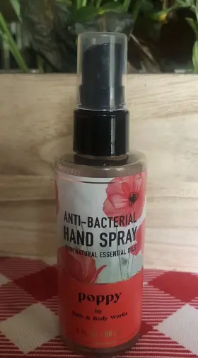 667556977233 BATH BODY WORKS Poppy Anti Bacterial Spray