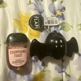 667557018522 BATH BODY WORKS Bat Moving Wings Pocketbac