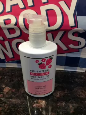 667557292953 BATH BODY WORKS Cake Anti Bacterial Sanitizer