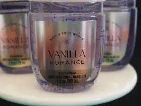 667559298588 BATH BODY WORKS Vanilla Romance Pocket Bac Gel #2