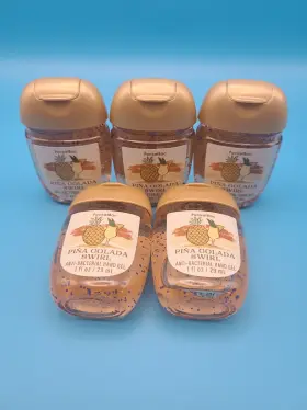 667659377831 BATH BODY WORKS Pina Colada Swirl Pocketbac