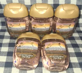 667659392759 BATH BODY WORKS Pumpkin Cupcake Pocketbac