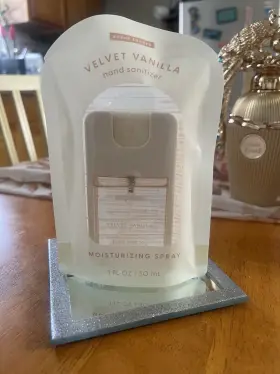 10312028 SCENT THEORY Velvet Vanilla Moisturizing Sanitizer