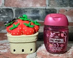 Bath & Body Works Strawberry Snowflakes Basket Pocketbac Holder Fob + Hand Gel. Fixed Price $23.99.